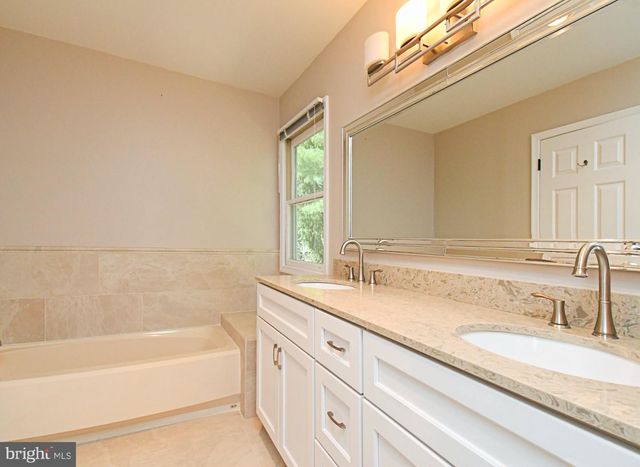 6 KANON CT, Newtown, PA 18940