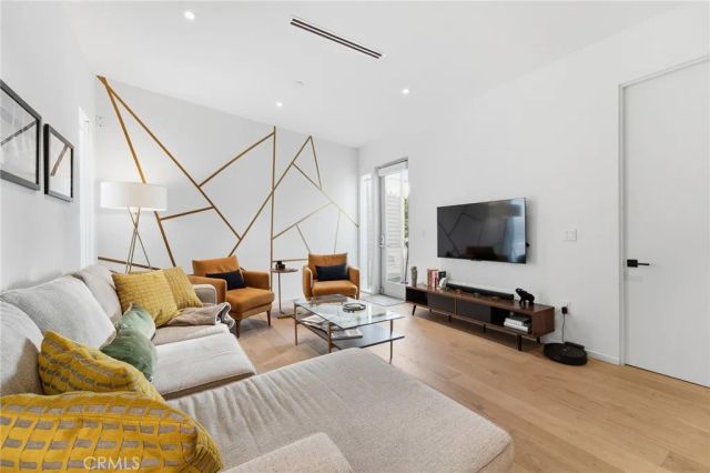 1030 N Kings Road 405, West Hollywood, CA 90069
