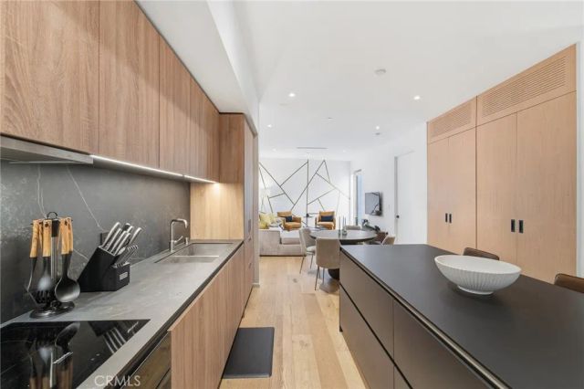 1030 N Kings Road 405, West Hollywood, CA 90069