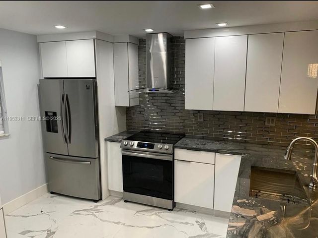 1100 W 35th St, Hialeah, FL 33012