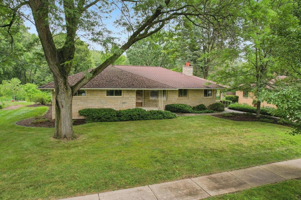 632 Oakland AVENUE, Mukwonago, WI 53149