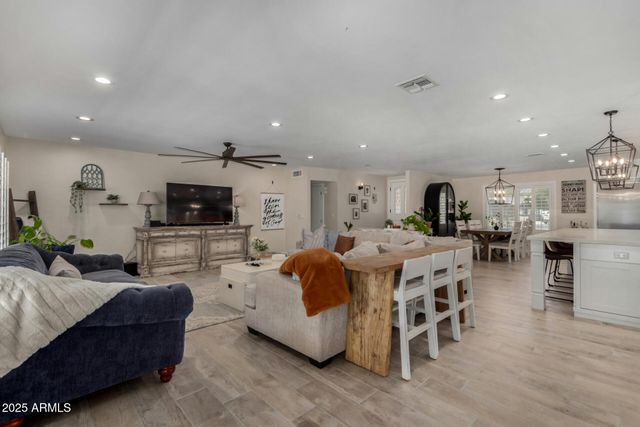 636 E MESQUITE Avenue, Gilbert, AZ 85296