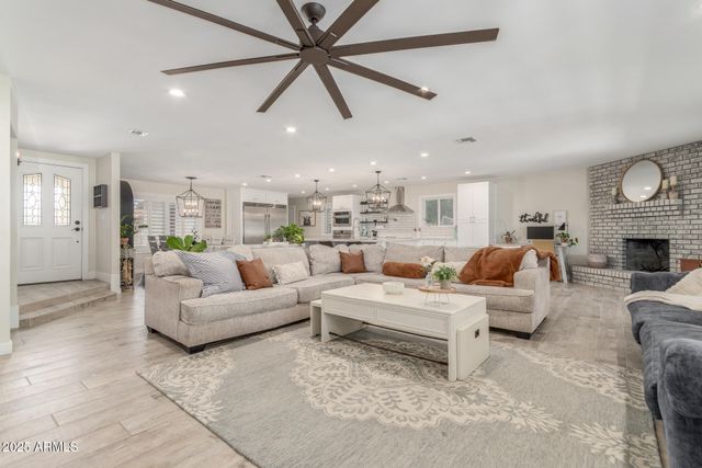 636 E MESQUITE Avenue, Gilbert, AZ 85296