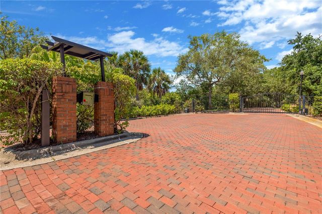 2852 BAYSHORE TRAILS DR, Tampa, FL 33611