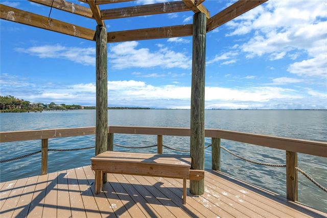 2852 BAYSHORE TRAILS DR, Tampa, FL 33611