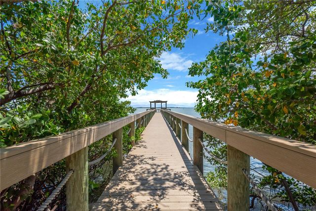 2852 BAYSHORE TRAILS DR, Tampa, FL 33611