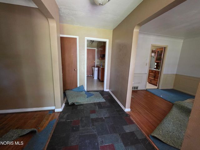 1011 Greenhills Road, Toledo, OH 43607