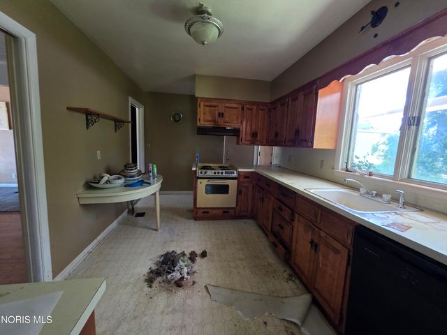 1011 Greenhills Road, Toledo, OH 43607