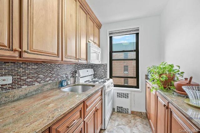 64-00 Saunders Street 5-C, Rego Park, NY 11374