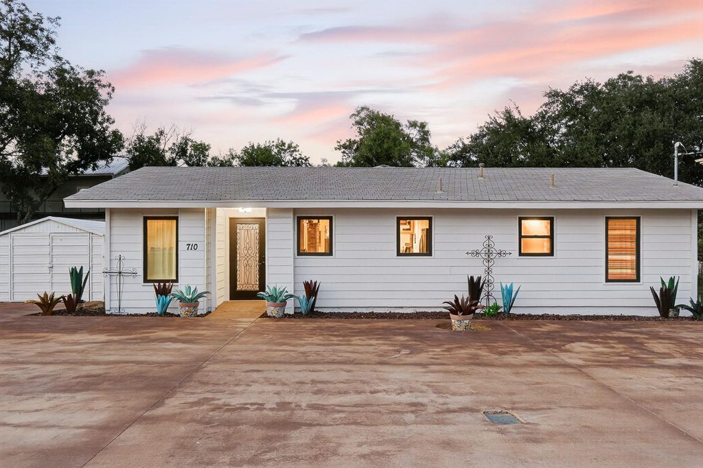 710 Sandy Harbor DR, Horseshoe Bay, TX 78657