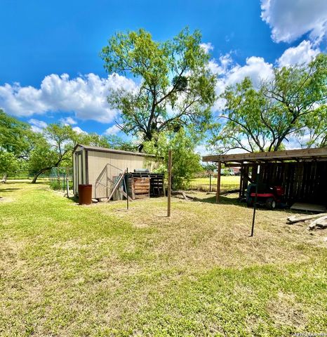 115 E 4TH ST, Natalia, TX 78059