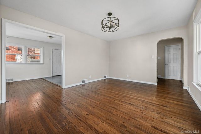 6 Central Court, Valley Stream, NY 11580