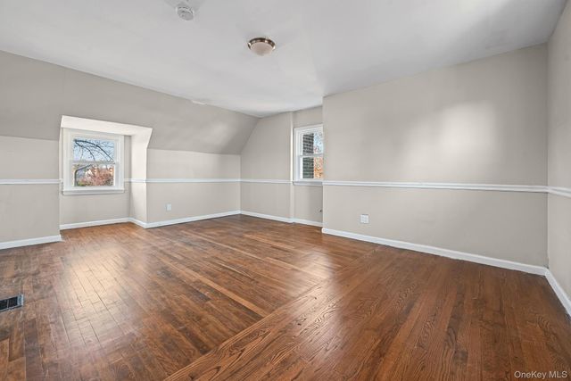 6 Central Court, Valley Stream, NY 11580