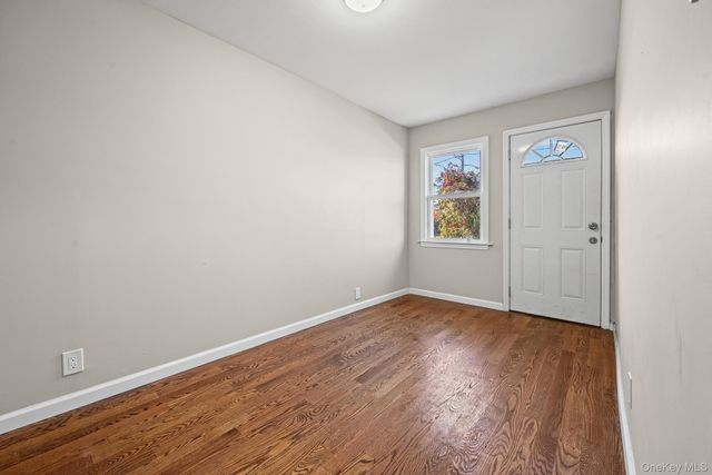 6 Central Court, Valley Stream, NY 11580