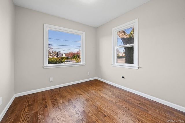 6 Central Court, Valley Stream, NY 11580