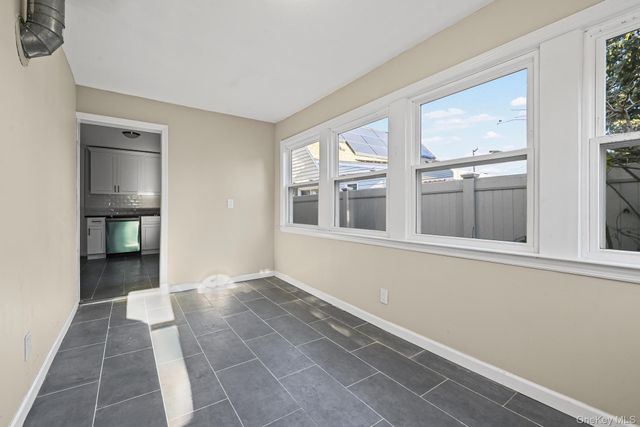 6 Central Court, Valley Stream, NY 11580