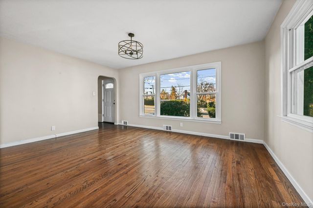 6 Central Court, Valley Stream, NY 11580