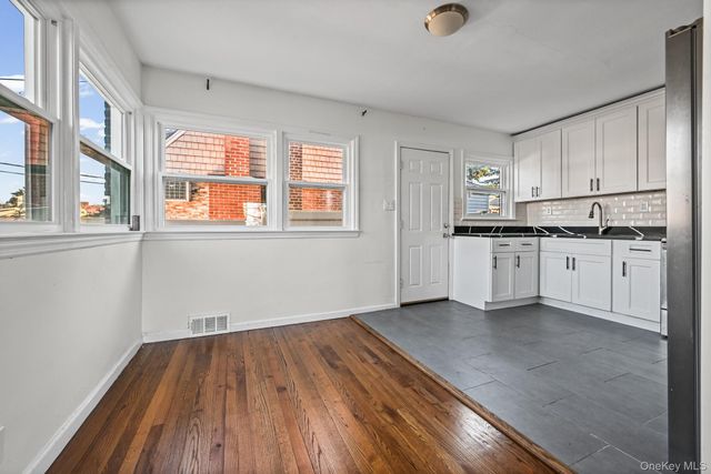 6 Central Court, Valley Stream, NY 11580