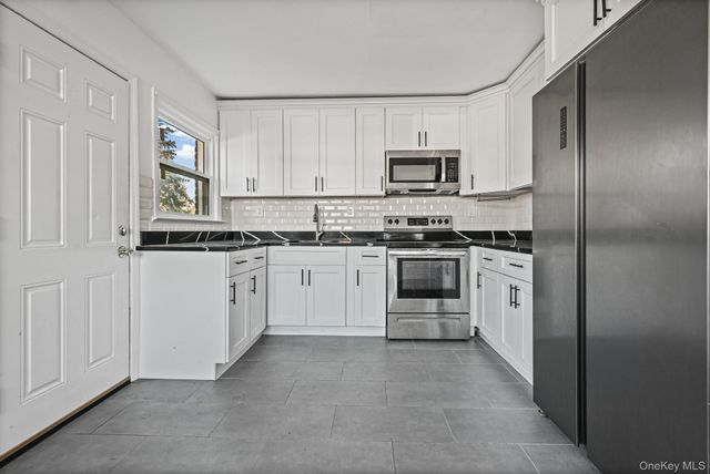 6 Central Court, Valley Stream, NY 11580