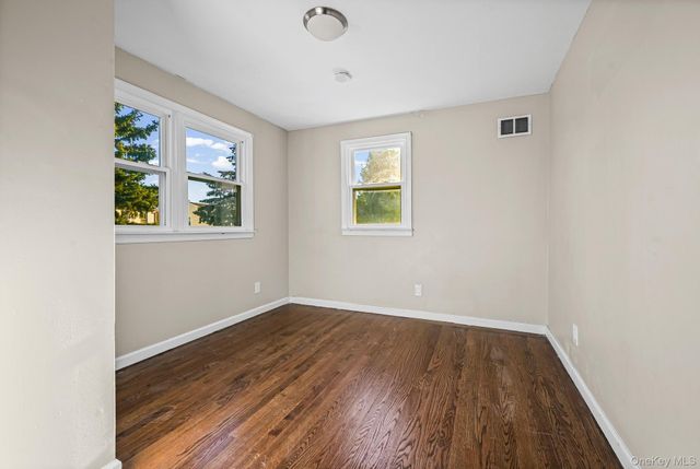 6 Central Court, Valley Stream, NY 11580