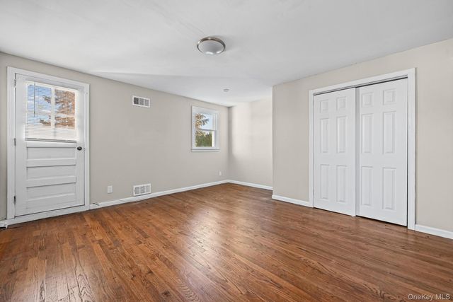 6 Central Court, Valley Stream, NY 11580