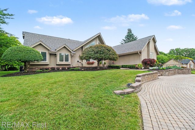 601 Brookwood Lane E, Rochester Hills, MI 48309