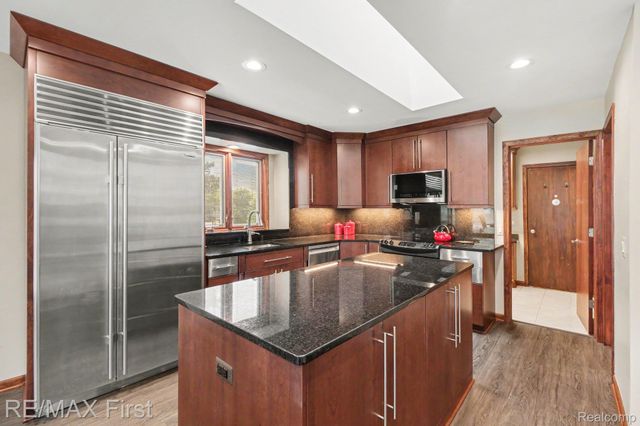 601 Brookwood Lane E, Rochester Hills, MI 48309