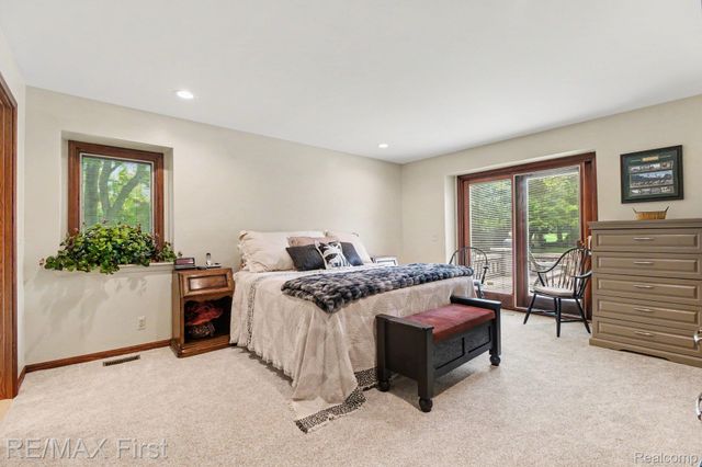 601 Brookwood Lane E, Rochester Hills, MI 48309