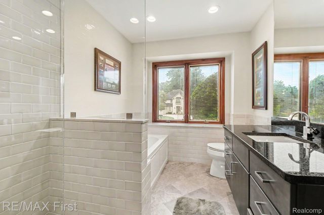 601 Brookwood Lane E, Rochester Hills, MI 48309
