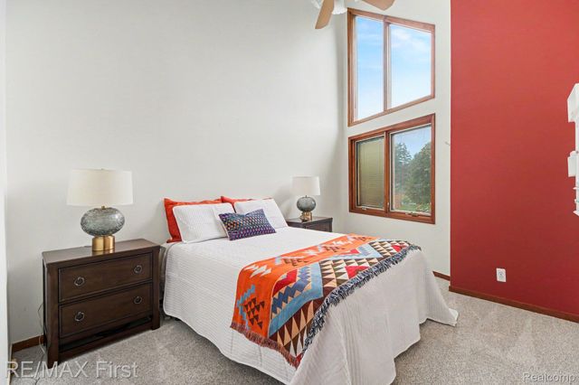 601 Brookwood Lane E, Rochester Hills, MI 48309