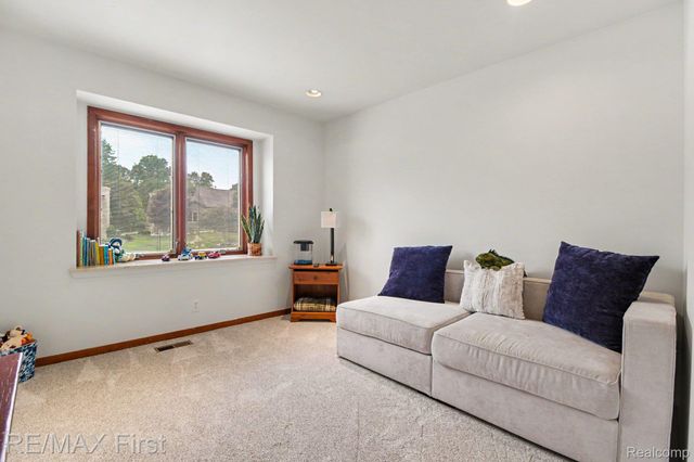 601 Brookwood Lane E, Rochester Hills, MI 48309