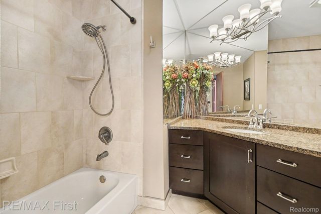 601 Brookwood Lane E, Rochester Hills, MI 48309
