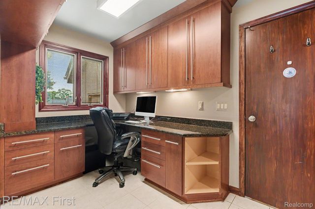 601 Brookwood Lane E, Rochester Hills, MI 48309