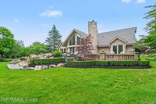 601 Brookwood Lane E, Rochester Hills, MI 48309