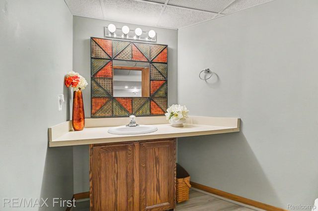 601 Brookwood Lane E, Rochester Hills, MI 48309