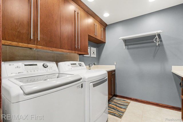 601 Brookwood Lane E, Rochester Hills, MI 48309