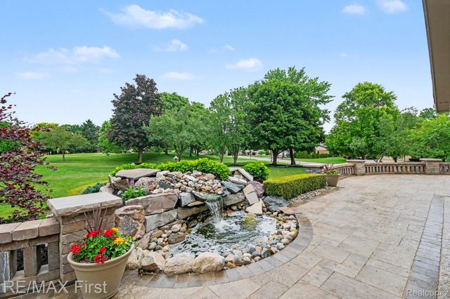 601 Brookwood Lane E, Rochester Hills, MI 48309