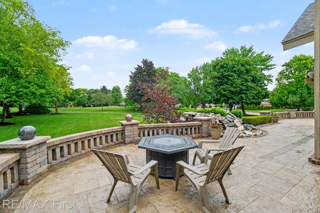 601 Brookwood Lane E, Rochester Hills, MI 48309