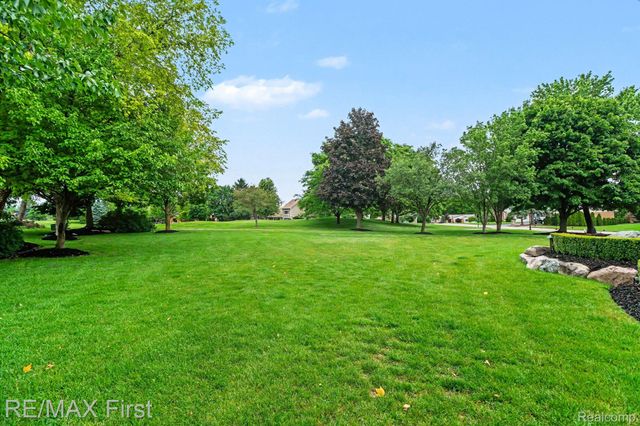 601 Brookwood Lane E, Rochester Hills, MI 48309