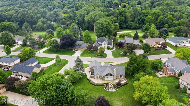 601 Brookwood Lane E, Rochester Hills, MI 48309