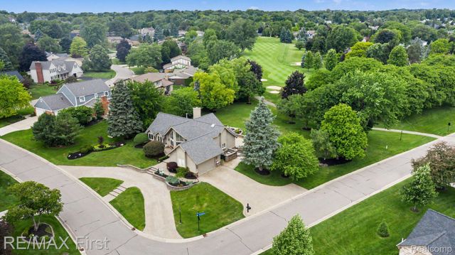 601 Brookwood Lane E, Rochester Hills, MI 48309