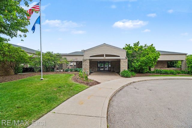 601 Brookwood Lane E, Rochester Hills, MI 48309