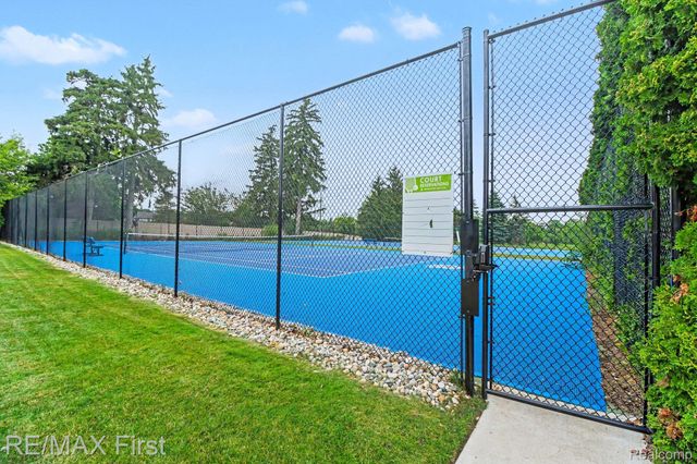 601 Brookwood Lane E, Rochester Hills, MI 48309