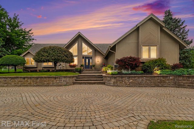 601 Brookwood Lane E, Rochester Hills, MI 48309