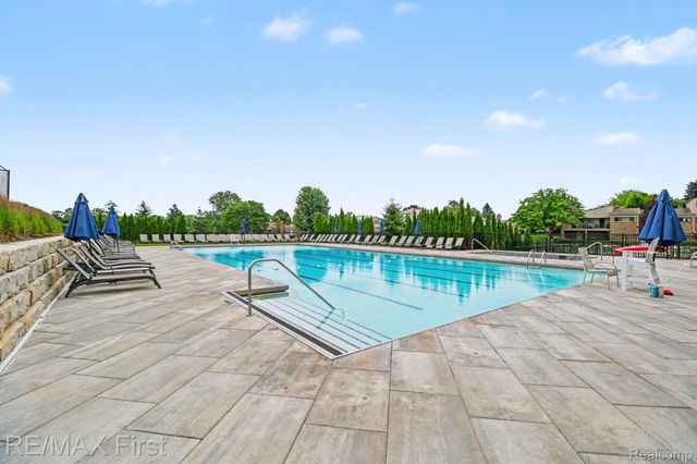 601 Brookwood Lane E, Rochester Hills, MI 48309