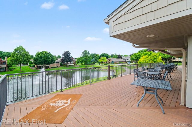601 Brookwood Lane E, Rochester Hills, MI 48309