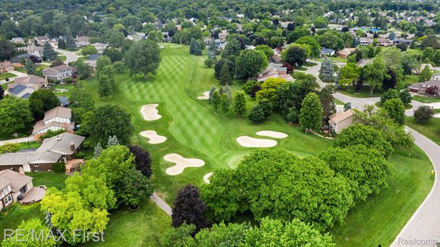 601 Brookwood Lane E, Rochester Hills, MI 48309