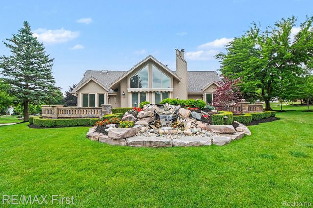 601 Brookwood Lane E, Rochester Hills, MI 48309