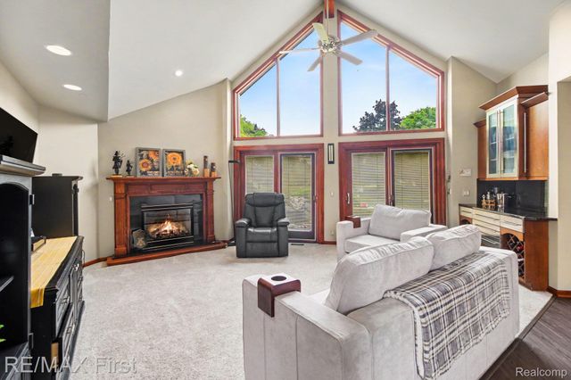 601 Brookwood Lane E, Rochester Hills, MI 48309
