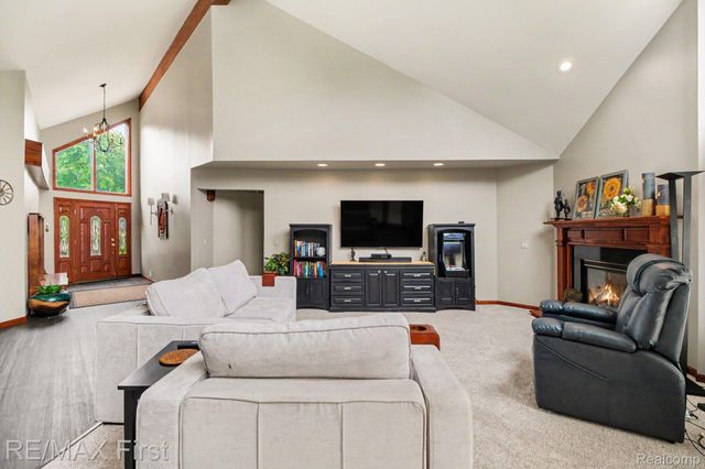 601 Brookwood Lane E, Rochester Hills, MI 48309